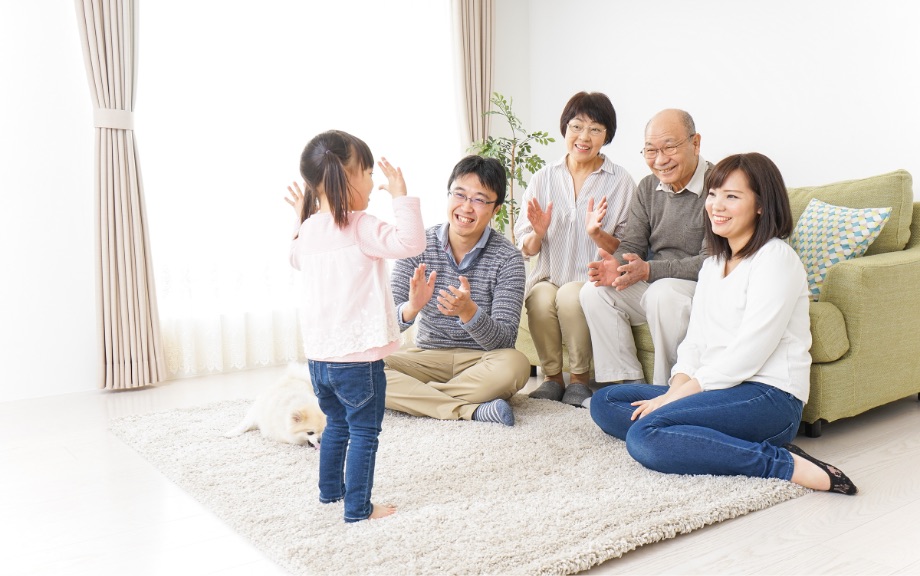 幸せそうに暮らす家族