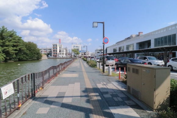 右折後直進します