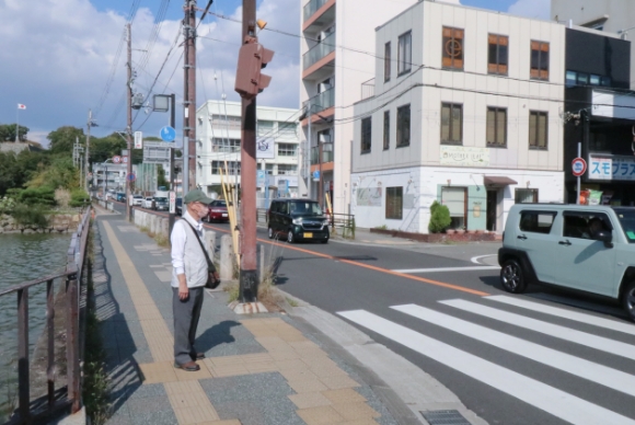 交差点で左折します