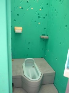 仮設トイレ内部