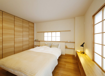 和テイストの落ち着いた寝室。色合いが目に優しく、一日の疲れを癒す空間にふさわしいお部屋です。