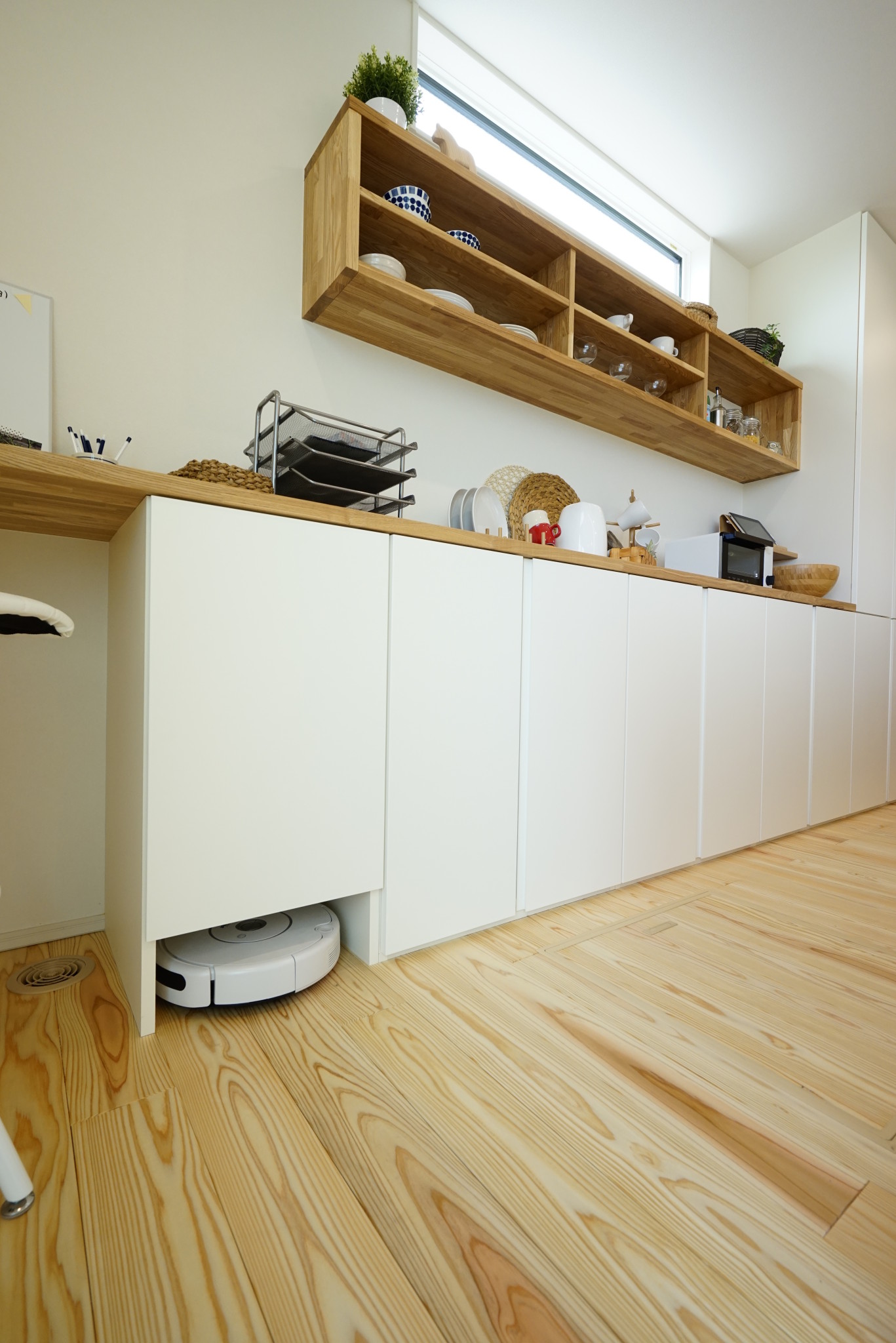 お掃除ロボットが住処で充電中です。床にポンと置いておくよりもスマートに収納できます。家電も合わせた住まいのご提案です。