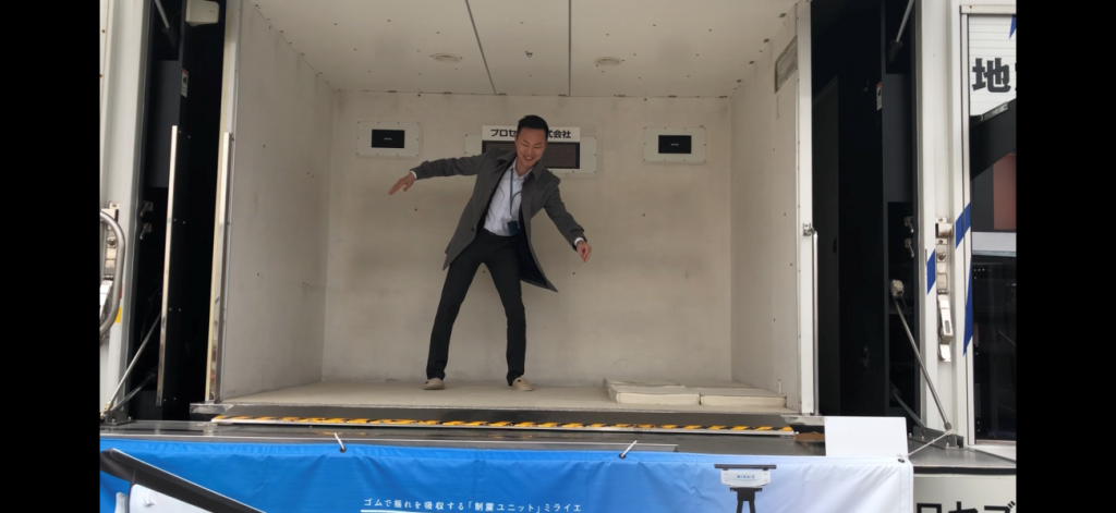 地震体験車で南海トラフ地震の予測震度8を体感兵庫県（神戸・明石・姫路）の分譲戸建て・注文住宅 | 勝美住宅