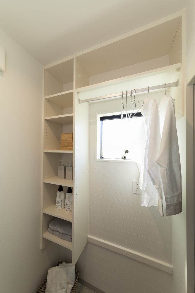 【洗面脱衣室】<br />
個室になる洗面室なので、脱衣室が室内物干しの洗濯物でいっぱいでも洗面室で着替えが出来き便利です。