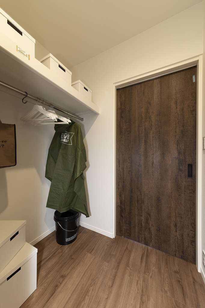 【クローク】<br />
玄関の手洗い奥には、扉を設けていないオープンな収納でキレイを保つことができます。コートや上着だけでなく、毎日持って出かける鞄やエコバック等の置き場にも便利です。