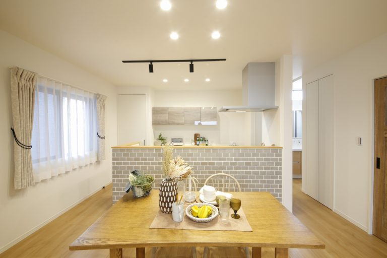 ■キッチン<br />
ニュアンスカラーのタイルが印象的なキッチンが空間のアクセント。アイランド型のキッチンで家族を巻き込みながら賑やかに調理が楽しめます。<br />
