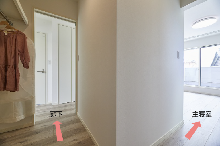 【ウォークインクローゼット】<br />
主寝室のウォークインクローゼット。家族のシーズンオフの家電や衣類も仕舞えるように廊下からのアクセスも可能。