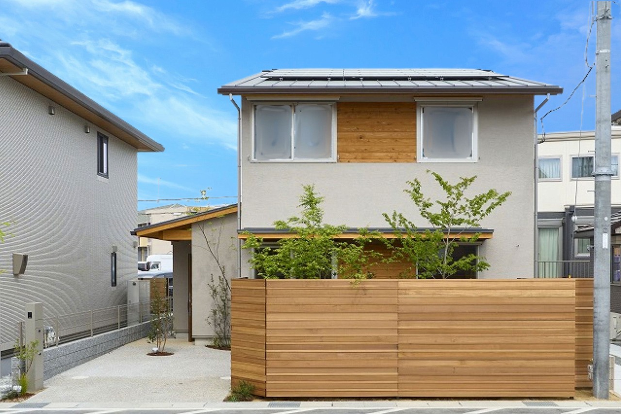 木塀と植栽で包まれた家