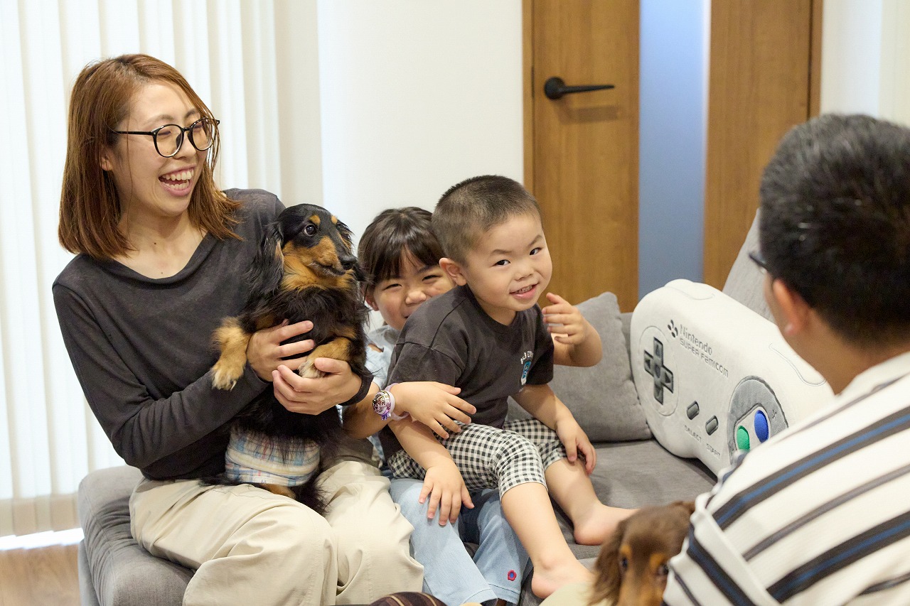 vol.90　「早くお家に帰ろう！」が口癖に。家族と愛犬がのびのび暮らせる暖かみに満ちたLDKが自慢の家
